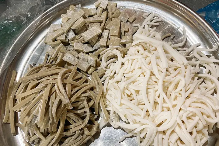 Khám Phá Bánh Canh Bột Lộn Huế: Đặc Sản, Quán Ngon Và Cách Nấu Chuẩn Vị Khám Phá Bánh Canh Bột Lộn Huế: Đặc Sản, Quán Ngon Và Cách Nấu Chuẩn Vị