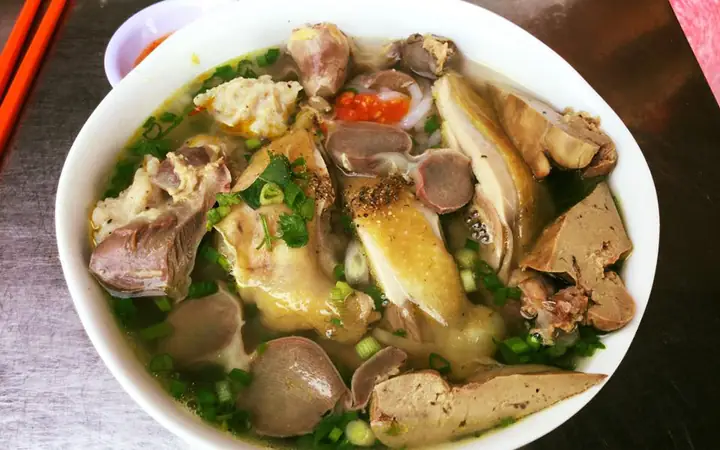 Ghé Ăn Bánh Canh Gà Cô Huyền Ở Thủ Dầu Một: Địa Chỉ, Giá 50k Và Trải Nghiệm No Căng Bụng