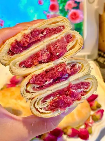 Khám Phá Bánh Hoa Hồng Trung Quốc (xianhua Bing): Đặc Sản Vân Nam Từ Cánh Hoa Hồng Tươi Khám Phá Bánh Hoa Hồng Trung Quốc (xianhua Bing): Đặc Sản Vân Nam Từ Cánh Hoa Hồng Tươi
