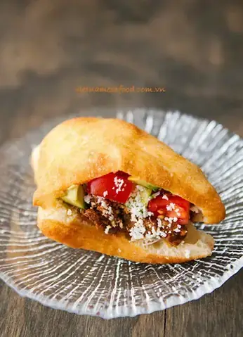Khám Phá Bánh Tiêu Kẹp Bánh Bò: Đặc Sản Đường Phố Miền Nam Và Top Quán Ngon