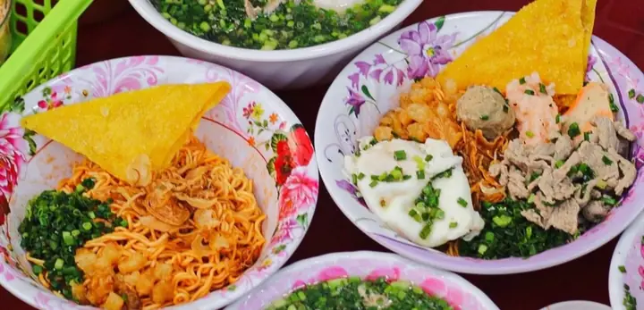 Khám Phá Bún Muối Ớt Vạn Kiếp: Món Ăn Đường Phố Đặc Trưng Của Người Hoa Tại Sài Gòn