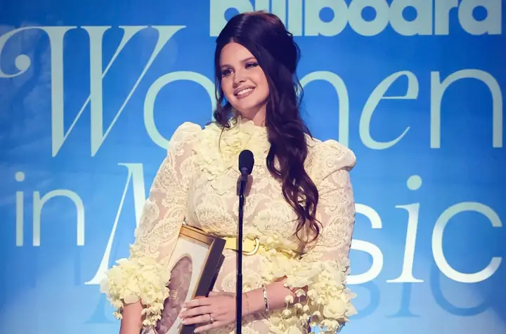 Lana Del Rey: Tiểu Sử, Phong Cách Alt-pop & Những Tác Phẩm Kinh Điển Cần Biết Lana Del Rey: Tiểu Sử, Phong Cách Alt-pop & Những Tác Phẩm Kinh Điển Cần Biết