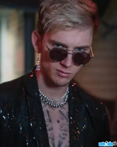 Tìm Hiểu Machine Gun Kelly (mgk): Tiểu Sử, Sự Nghiệp Từ Rap Sang Rock & Những Tranh Cãi Nổi Bật Tìm Hiểu Machine Gun Kelly (mgk): Tiểu Sử, Sự Nghiệp Từ Rap Sang Rock & Những Tranh Cãi Nổi Bật