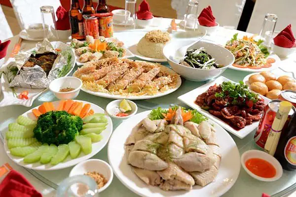 Gợi Ý Các Món Chính Trong Bữa Tiệc Từ Thực Đơn Đãi Tiệc Phổ Biến Cho Gia Đình Và Công Ty