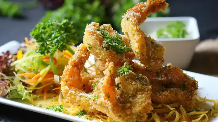 Hướng Dẫn Bày Tôm Đĩa Bầu Dục: Các Mẫu Trang Trí Đẹp Mắt Cho Mâm Cỗ
