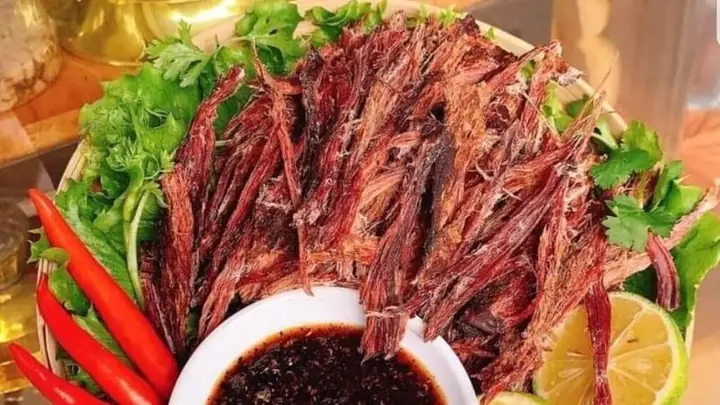 Hướng Dẫn Chi Tiết Cách Chế Biến Thịt Lợn Khô Gác Bếp Chuẩn Vị Tây Bắc Tại Nhà