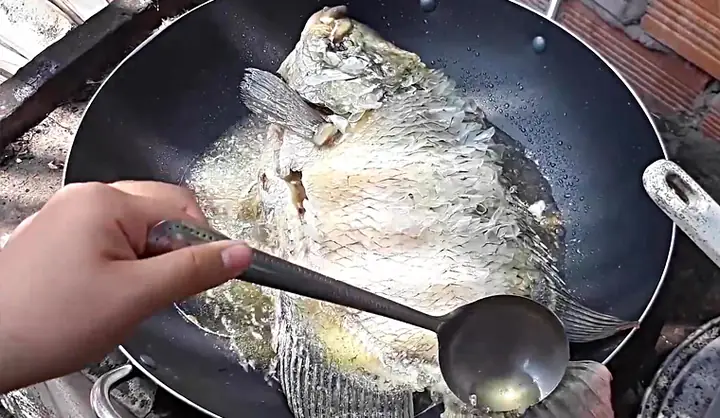 Cách Chiên Cá Không Văng Dầu: Mẹo Thấm Khô, Dùng Bột Và Lửa Đúng Cho Bếp Gia Đình