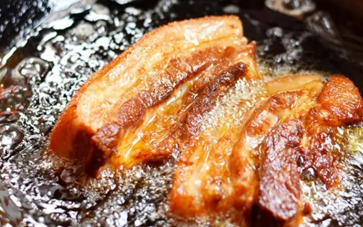 Cách Chiên Thịt Ba Chỉ Giòn Không Bị Bắn Dầu: Bí Quyết Sơ Chế, Ướp Và Chiên Da Giòn Rụm Chuẩn Vị