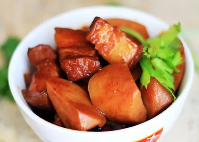 Cách Kho Thịt Heo Mau Mềm Bằng Nguyên Liệu Dễ Kiếm Cho Bữa Cơm Nhà