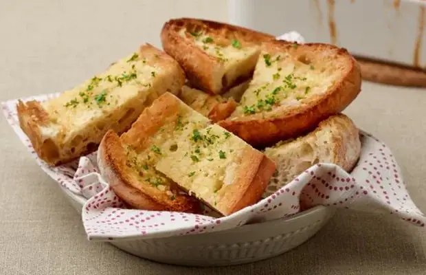 Cách Làm Bánh Mì Bơ Tỏi Kiểu Pháp (garlic Bread) Giòn Rụm Tại Nhà Cách Làm Bánh Mì Bơ Tỏi Kiểu Pháp (garlic Bread) Giòn Rụm Tại Nhà