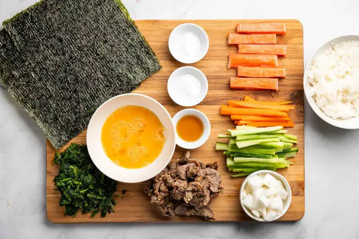 Cách Làm Cơm Cuộn Rong Biển Bằng Tay – Hướng Dẫn Chi Tiết Từ Nguyên Liệu Tới Mẹo Cuốn Chuẩn
