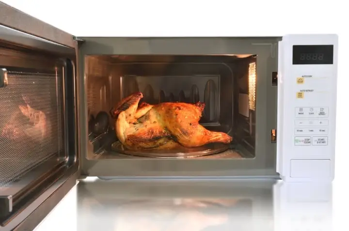 Hướng Dẫn Chi Tiết Cách Làm Gà Nướng Muối Ớt Bằng Lò Vi Sóng Giòn Rụm Tại Nhà