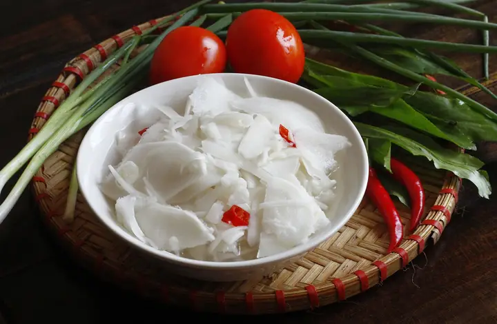 Hướng Dẫn Chi Tiết Cách Làm Măng Chua Giòn Ngon Không Đắng Tại Nhà Từ Măng Tươi