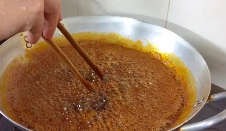 Cách Làm Nước Màu Đường Chuẩn Nhà Bếp: Công Thức, Bước Thực Hiện Và Mẹo Giữ Màu Đẹp Lâu Cách Làm Nước Màu Đường Chuẩn Nhà Bếp: Công Thức, Bước Thực Hiện Và Mẹo Giữ Màu Đẹp Lâu