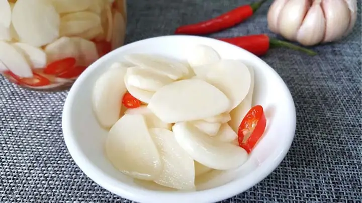 Hướng Dẫn Cách Làm Tỏi Ngâm Chua Bằng Giấm Trắng Giòn Không Bị Xanh Tại Nhà Hướng Dẫn Cách Làm Tỏi Ngâm Chua Bằng Giấm Trắng Giòn Không Bị Xanh Tại Nhà