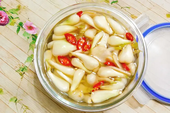 Cách Muối Dưa Hành Ngon Nhất: Trắng Giòn, Không Hăng, Để Được Lâu Tại Nhà