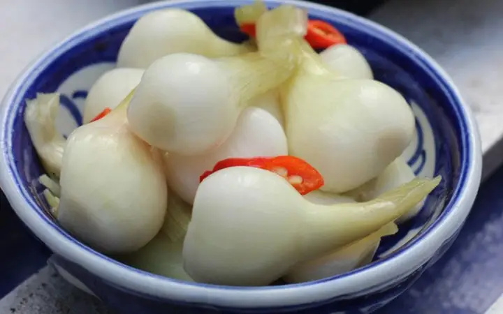 Cách Muối Hành Thơm Ngon Trắng Giòn Tại Nhà Không Bị Hăng