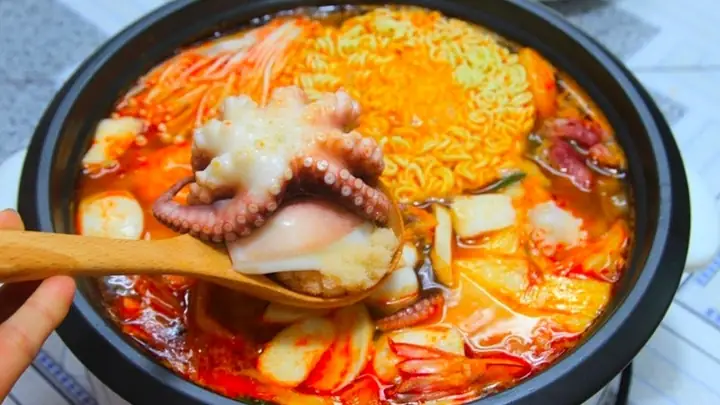 Cách Nấu Lẩu Kim Chi Hải Sản Chua Cay Đậm Đà Chuẩn Vị Hàn Quốc Cách Nấu Lẩu Kim Chi Hải Sản Chua Cay Đậm Đà Chuẩn Vị Hàn Quốc