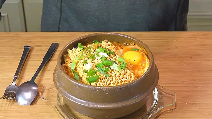 Cách Nấu Mì Cay Kim Chi Đậm Vị Hàn Quốc Nhanh Gọn Tại Nhà Cách Nấu Mì Cay Kim Chi Đậm Vị Hàn Quốc Nhanh Gọn Tại Nhà