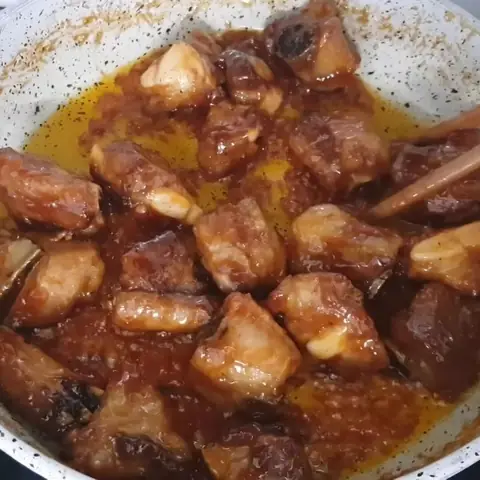 Cách Nấu Sườn Kho Chua Ngọt Mềm Thấm Vị Đậm Đà Cho Bữa Cơm Gia Đình Cách Nấu Sườn Kho Chua Ngọt Mềm Thấm Vị Đậm Đà Cho Bữa Cơm Gia Đình