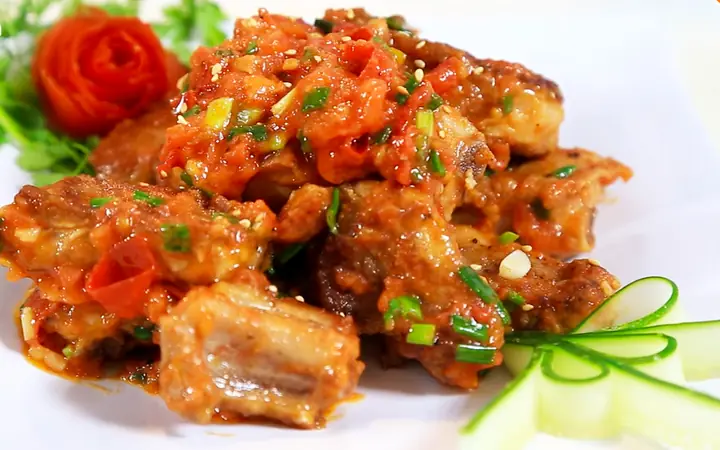 Cách Nấu Sườn Kho Chua Ngọt Mềm Thấm Vị Đậm Đà Cho Bữa Cơm Gia Đình Cách Nấu Sườn Kho Chua Ngọt Mềm Thấm Vị Đậm Đà Cho Bữa Cơm Gia Đình
