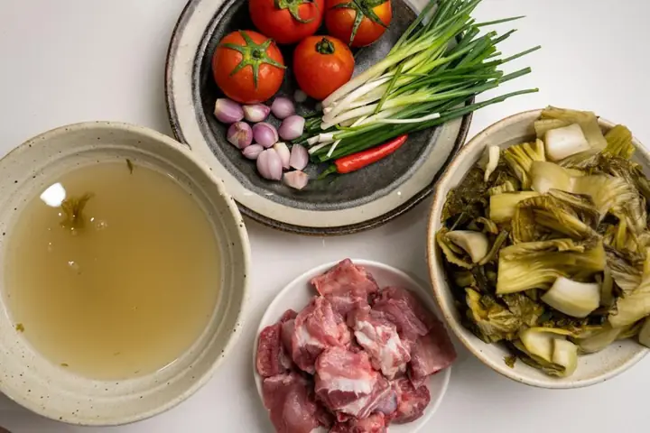 Hướng Dẫn Nấu Canh Sườn Dưa Chua Đơn Giản Tại Nhà Cho Người Mới Vào Bếp