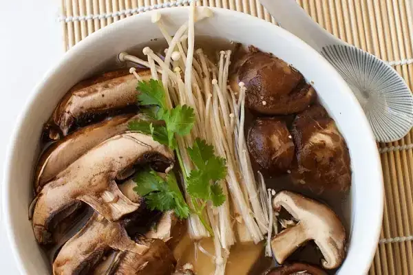 Hướng Dẫn Chi Tiết Cách Nấu Súp Gà Nấm Kim Châm Thơm Ngon Bổ Dưỡng Tại Nhà