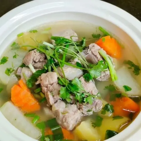 Hướng Dẫn Chi Tiết Cách Nấu Súp Xương Heo Rau Củ Ngọt Nước Bổ Dưỡng Tại Nhà