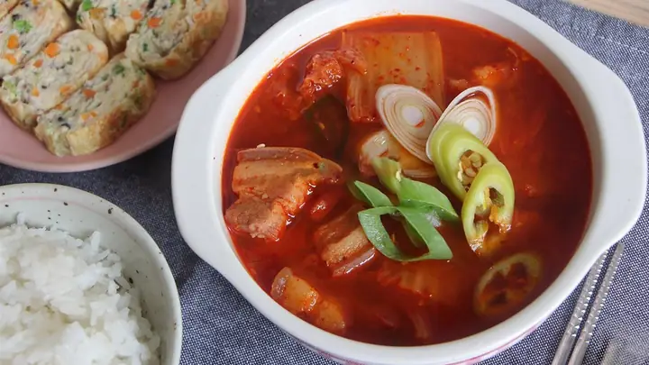 Cách Nấu Thịt Lợn Với Kim Chi Thơm Ngon, Đậm Vị Chuẩn Hàn Cho Bữa Cơm Nhà Cách Nấu Thịt Lợn Với Kim Chi Thơm Ngon, Đậm Vị Chuẩn Hàn Cho Bữa Cơm Nhà