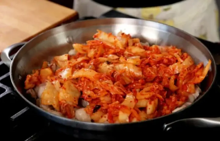 Cách Nấu Thịt Lợn Với Kim Chi Thơm Ngon, Đậm Vị Chuẩn Hàn Cho Bữa Cơm Nhà Cách Nấu Thịt Lợn Với Kim Chi Thơm Ngon, Đậm Vị Chuẩn Hàn Cho Bữa Cơm Nhà