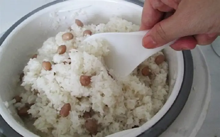 Hướng Dẫn Cách Nấu Xôi Đậu Trắng Bằng Nồi Cơm Điện Dẻo Thơm Cho Người Mới Bắt Đầu