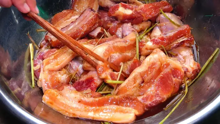 Cách Ướp Thịt Nướng Có Màu Đỏ Tự Nhiên Cho Bữa Cơm Gia Đình Thơm Ngon Như Nhà Hàng