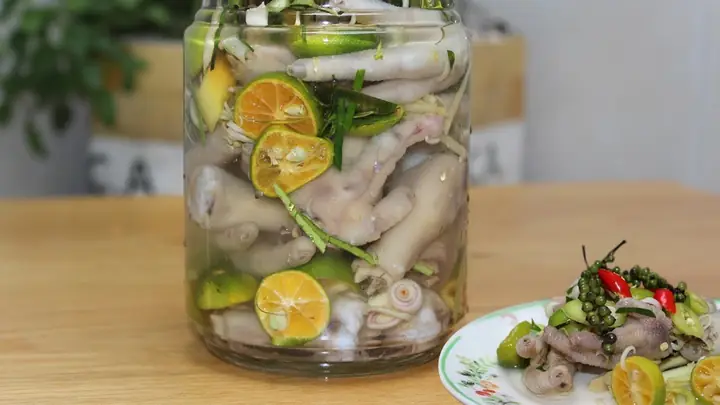Chân Gà Ngâm Sả Tắc Để Ngoài Được Bao Lâu? Cách Bảo Quản Và Lưu Ý Cần Biết Chân Gà Ngâm Sả Tắc Để Ngoài Được Bao Lâu? Cách Bảo Quản Và Lưu Ý Cần Biết