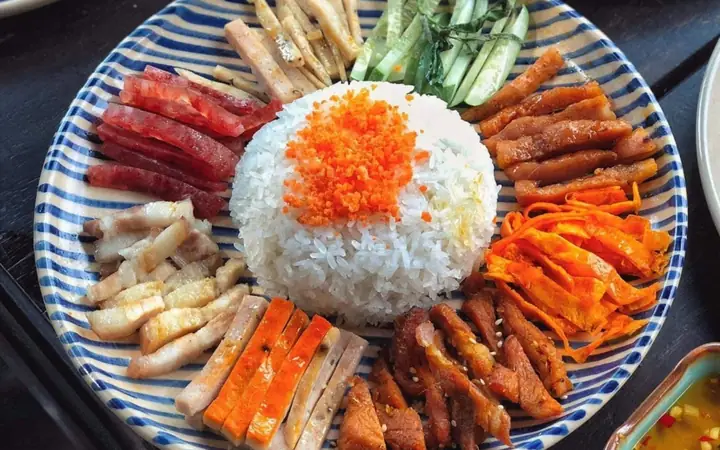 Khám Phá Cơm Âm Phủ Huế: Đặc Sản Cố Đô Và Những Quán Ăn Ngon Trăm Tuổi