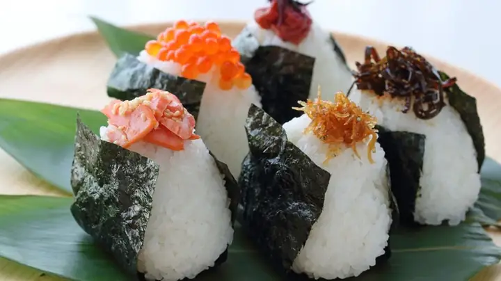 Cơm Nắm (onigiri) Là Món Của Nước Nào? Nguồn Gốc, Lịch Sử Và Các Loại Phổ Biến