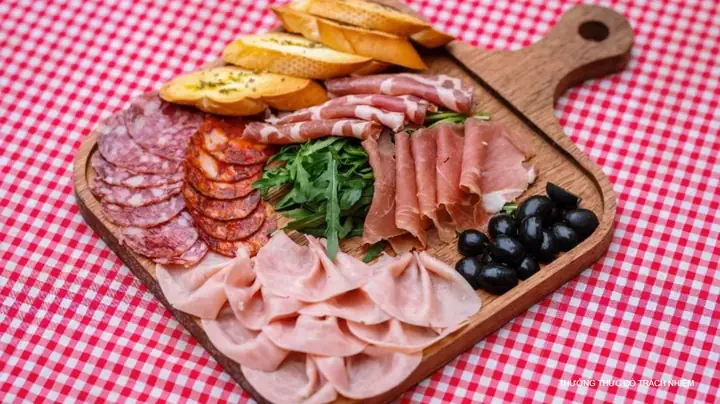 Giải Đáp Dĩa Đồ Nguội Gồm Những Gì: Các Thành Phần (cold Cut Platter) Cho Bữa Tiệc Khai Vị