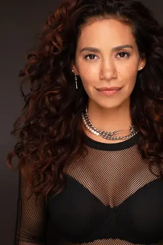 Amy Correa Bell Là Ai? Tiểu Sử, Vai Diễn Điện Ảnh & Sự Nghiệp Âm Nhạc Của Nữ Nghệ Sĩ Đa Tài