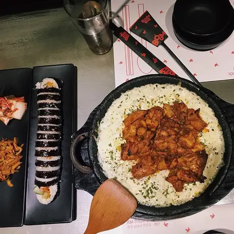 Khám Phá Gà Phô Mai Boom Dak – Món Gà Cay Phô Mai Hàn Quốc Hot Nhất Ở Sài Gòn Khám Phá Gà Phô Mai Boom Dak – Món Gà Cay Phô Mai Hàn Quốc Hot Nhất Ở Sài Gòn