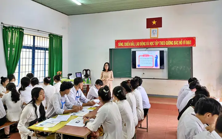 Giáo Viên Minh Chí – Tiểu Sử Và Hoạt Động Trong Lĩnh Vực Giáo Dục