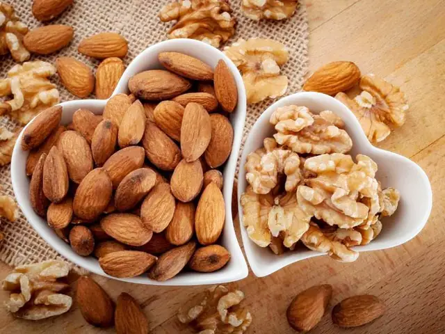 Tìm Hiểu Giá Trị Dinh Dưỡng Và Cách Dùng Hạt Óc Chó Hạnh Nhân Cho Sức Khỏe Hàng Ngày