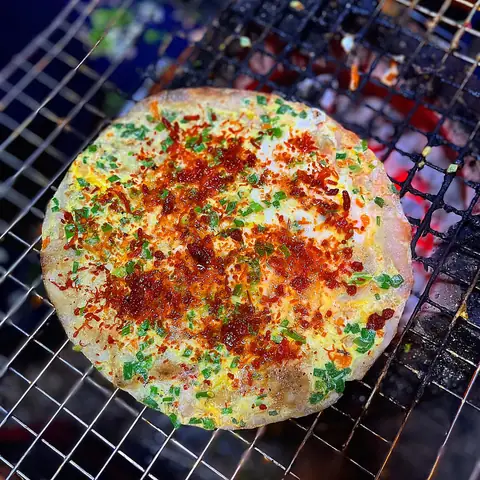 Khám Phá Hình Ảnh Bánh Tráng Nướng: Đặc Sản Giòn Tan Từ Món Ăn Vặt Đường Phố Đến Biến Tấu Sang Chảnh