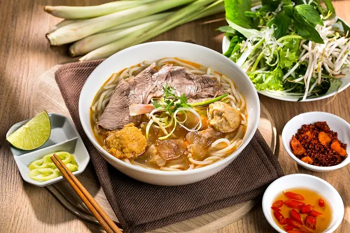 Khám Phá Hình Ảnh Tô Bún Bò Huế Và Đặc Điểm Trình Bày Món Đặc Sản Huế
