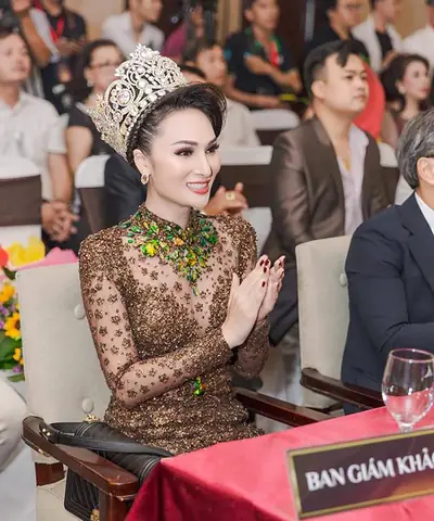 Hoa Hậu Vicky Đinh (đinh Thị Hương Giang): Tiểu Sử, Danh Xưng, Sự Nghiệp & Phong Cách Thời Trang Hoa Hậu Vicky Đinh (đinh Thị Hương Giang): Tiểu Sử, Danh Xưng, Sự Nghiệp & Phong Cách Thời Trang