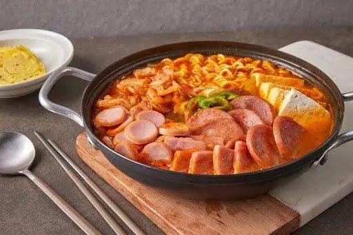 Tìm Hiểu Lẩu Quân Đội Hàn Quốc (budae Jjigae): Nguồn Gốc, Công Thức Và Cách Thưởng Thức