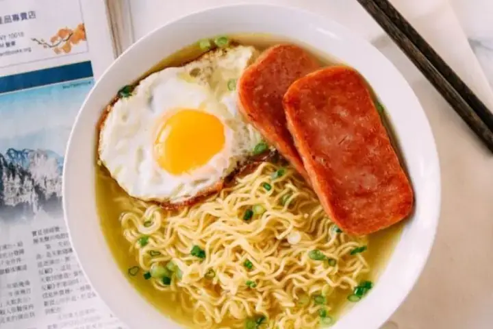 Cách Nấu Mì Tôm Trứng Vịt Lộn Thơm Ngon Tại Nhà Cho Bữa Sáng Nhanh Gọn
