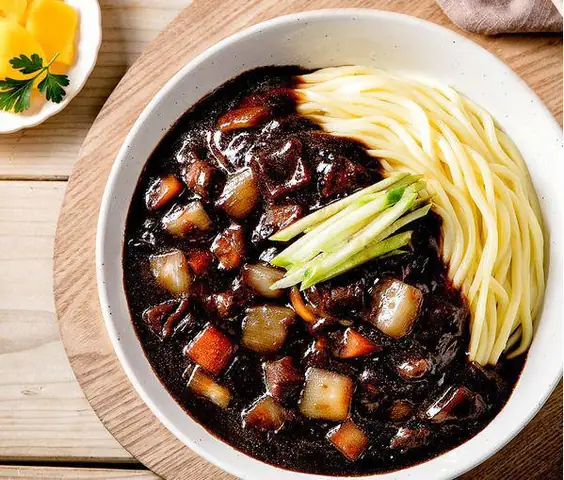 Tìm Hiểu Mì Tương Đen Trung Quốc: Zha Jiang Mian Và Nguồn Gốc Từ Bắc Kinh
