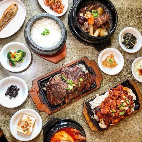 Người Hàn Quốc Thích Ăn Món Gì? Tổng Hợp Các Món Ăn Đặc Trưng Từ Kimbap Đến Bulgogi Người Hàn Quốc Thích Ăn Món Gì? Tổng Hợp Các Món Ăn Đặc Trưng Từ Kimbap Đến Bulgogi
