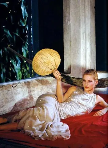 Kate Moss: Tiểu Sử, Sự Nghiệp Siêu Mẫu Biểu Tượng Thập Niên 90 Và Bộ Ảnh Kinh Điển Tại Việt Nam