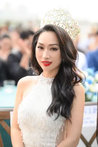 Hồ Sơ Siêu Mẫu Quỳnh Thy: Tiểu Sử, Đỉnh Cao Sự Nghiệp Và Hành Trình Tái Xuất Làm Nhà Sản Xuất Ở Tuổi 42 Hồ Sơ Siêu Mẫu Quỳnh Thy: Tiểu Sử, Đỉnh Cao Sự Nghiệp Và Hành Trình Tái Xuất Làm Nhà Sản Xuất Ở Tuổi 42