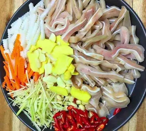 Cách Làm Gỏi Tai Heo Giòn Tan Chuẩn Vị: Nguyên Liệu Chi Tiết & Bí Quyết Luộc Tai Trắng Ngon Từ A-z